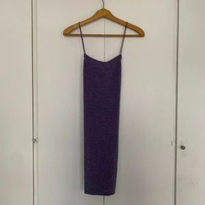 Glittrig klänning  - Lila glittrig klänning från H&M, den har öppen rygg och går ner till knäna. Bara testad, fel storlek för mig. Storlek L 🪐