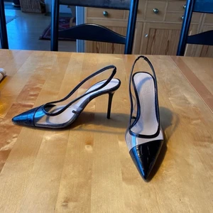 Svarta klackar  - Säljer ett par klackskor från Zara i storlek 36. Jag har endast provat dem så de är i nyskick. Klackhöjd ca 8 cm. Frakt: 66kr, spårbart 🖤