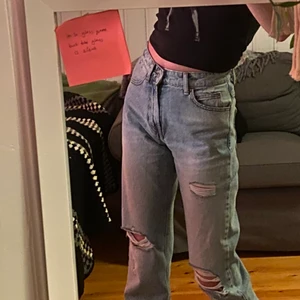 blåa jeans - sÅ snygga jeans från asos som tyvärr blivit för små för mig😭😭 nästan aldrig använda så de är i toppskick!! skriv privat för mått och fler bilder!