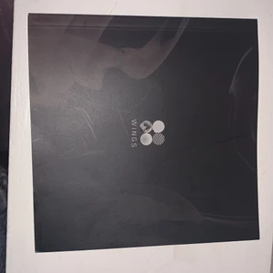 Bts wings album - Säljer Bts wings album . Det finns V , Jhope och Suga i denna album. Cd skivan ingår och photocard ingår och det är Suga.