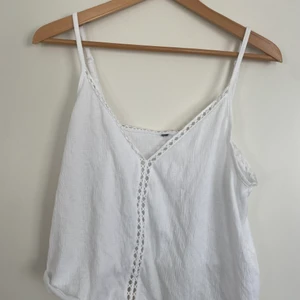 Vitt sommar linne - Vitt jätte sött linne, köpt secondhand. Har använt ca 1 gång och är i bra skick. Vet inte villen storlek men passar mig som är S-M.