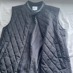 Väst  - Super fin väst från zara, har köpt den från Cypern men har bara använt den några gånger. Köparen står för frakt 