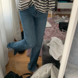 Jeans - Raka jeans med slits! Så snygga och sitter så snyggt. Perfekta färgen!
