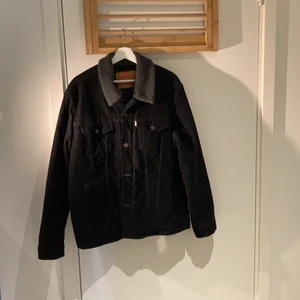 Levis  Manchester jacka XL - Fodrad Levis Jacka i bra skick. Lätt att dra på och perfekt för höstdagar. Säljer då jag letar efter en annan färg. Kan göra utbyte med en brun Levis /carhart    XL passar som en L