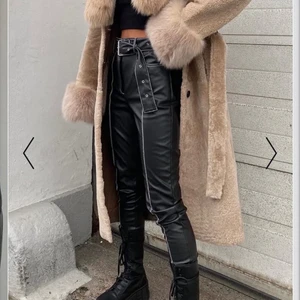 Nakd skinnbyxa - Väldigt snygg skinnbyxa från nakd i storlek 40. Passar tyvärr inte mig och därför säljer jag. Köpte byxorna för 399kr. Säljer byxorna till högst budande.💕