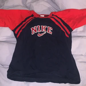 Nike babytee - Säljer denna Nike babytee.