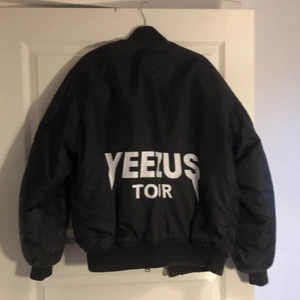 Kanye West Yeezus Tour bomberjacka - Bomberjacka från Kanye Wests tour. Storlek L men sitter rätt så mycket som en M. Köpt från Grailed. Skick vintage