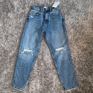 Zara jeans, classic mom fit  - Oanvända med lappen kvar. Nyskick. 