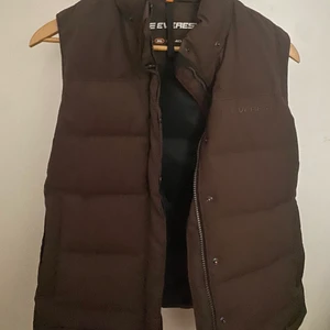 Brun snygg väst! - Säljer denna bruna väst från Everest! I storlek 36 men passar även en 38 💕(bud om flera är intresserade