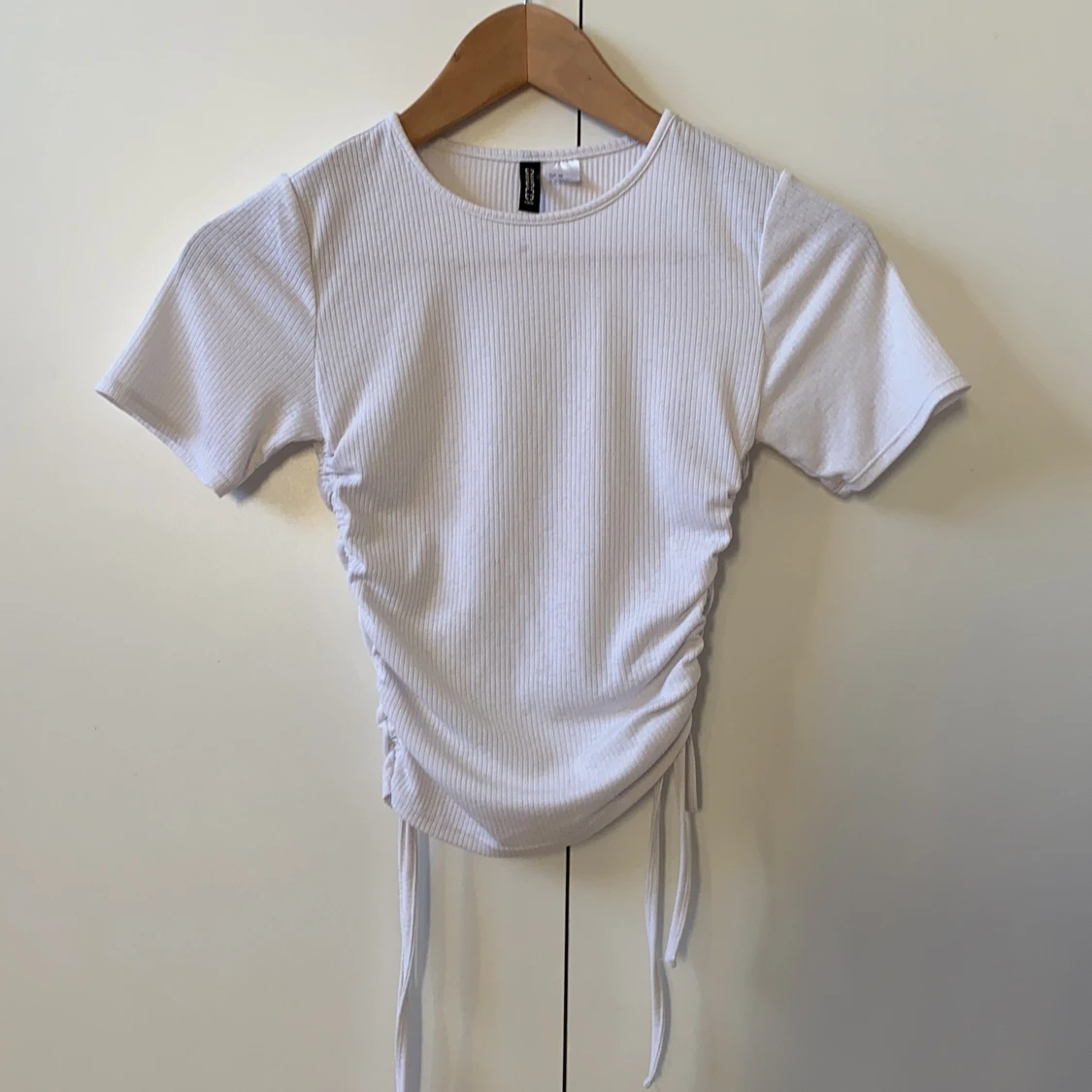 Vit tröja med knyte