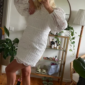 ASBALL studentklänning 🥵🥵🥵 - Supersnygg virkad studentklänning 🎀 aldrig använd - Nypris 599kr, mitt pris 349kr plus att jag bjuppar på frakt 🍓