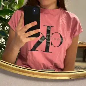 Rosa Calvin Klein t-shirt, använd men bra skick