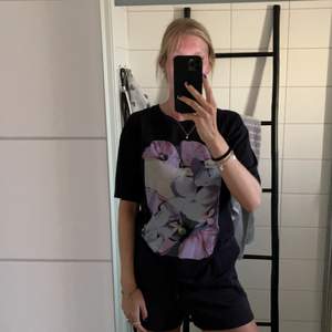 Oversized t-shorts från hm med härligt tryck på blommor . Är från kollektion med Helena Christensen och är i storlek s. Jätte skönt och skit snygg. Priset går alltid att diskutera. Betalning sker alltid innan jag skickar. +frakt tillkommer🌸🌼🧚🏼‍♀️