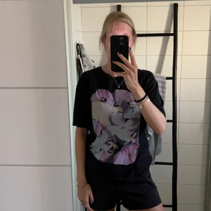 Oversized t-shirt - Oversized t-shorts från hm med härligt tryck på blommor . Är från kollektion med Helena Christensen och är i storlek s. Jätte skönt och skit snygg. Priset går alltid att diskutera. Betalning sker alltid innan jag skickar. +frakt tillkommer🌸🌼🧚🏼‍♀️