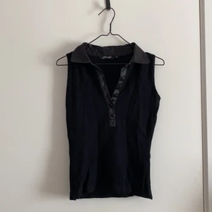 Coolt linne  - Säljer detta linne med fina knappar och sidenkrage. Super bekvämt material! 