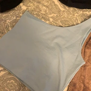 En arm tröja från Ginatricot  - Använd under 1 sommar. Köpt på Ginatricot i strl M. Inge problem men säljer pga för stor för mig 