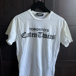 Dsquared2 t-shirt  - Dsquared2 T-shirt som inte kommer till användning, inga flaws men sätter skick på 3 av 5 så blir ingen besviken. 