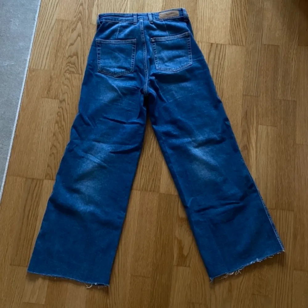 Croppade jeans från HM, jag är 162cm lång! Köpta för två år sen kanske men sparsamt använda. Skriv för mått, fler bilder osv. . Jeans & Byxor.