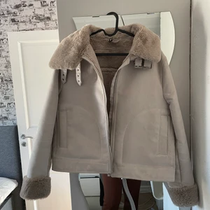 Mocka jacka - En mocka jacka, använd Max 10 gånger. Storlek M. Köpare står för frakt 