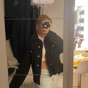 jeansjacka - Oversize svart jeans jacka som aldrig kommit till användning, prislapp kvar! 