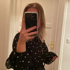 Jättefin blus från Bikbok - Använd enstaka gånger, så gott som ny. Knappar samt knytning upptill. Sitter tajtare runt midjan samt volanger på armarna och längst ned på tröjan. Skriv fler bilder