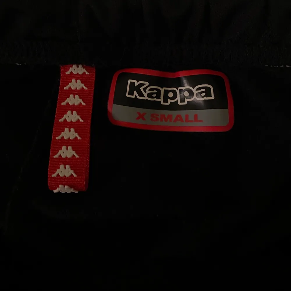 Kappa byxor i strlk XS, däremot ganska stora i storleken. Köpta för något år sedan men aldrig kommit till användning så de är i bra skick. Jag är 1,60 lång och på mig är byxorna ganska långa. De har även knappar längs båda sidorna som man kan öppna upp. Kan mötas upp i Stockholm eller frakta antingen 66kr - spårbart paket eller icke spårbart - gratis💕 originalpris ca 700. Farkut & Housut.