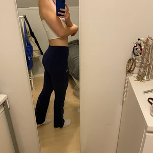 Träningsthights  - Blå utsvängda träningsthights från adidas. Storlek S. 70kr+frakt