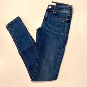 Blå Perfect jeans från Gina Tricot i storlek S, är stretchiga i tyget. Oanvända. Inte bästa passformsbilden på mig i byxorna då de är för små för mig.
