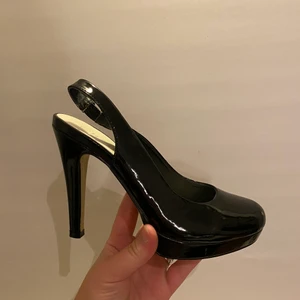 Klackar i strl 37 - Oanvända svarta lack klackar i storlek 37! 100kr eller bud☺️