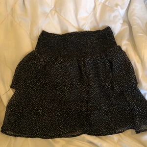 Söt volang kjol med ruscherad band  - Använder aldrig❤️