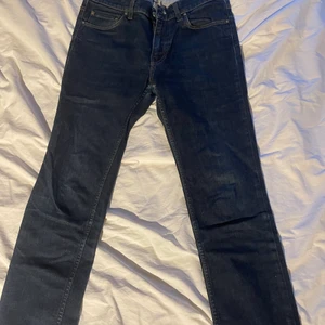 Acne studios jeans - Jag säljer mina acne jeans storlek 31/32, de är använda men fortfarande jättefint skick enligt mig