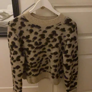 Leopard stickad tröja  - Säljer en stickad tröja från hm, inte använd alls mycket, köparen står för frakten.