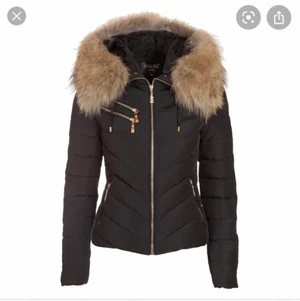 Hollies jacka  - Säljer min äkta hollies jacka i storlek 40, fortfarande super skick men en del på dragkedjan ar ramlat av. Inget som påverkar eller syns. Nypris 4500 kr. Kan fraktas eller mötas upp❤️. 