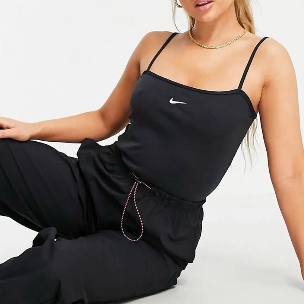 Nike linne med justerbara straps, aldrig använt:). Toppar.