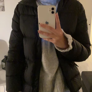 Pufferjacka - Den perfekta pufferjackan🥺 Nypris ca 3800kr men säljer för typ 900 eftersom den är använd 