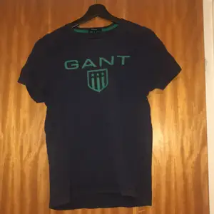 Mörkblå gant t-shirt i S med grön text