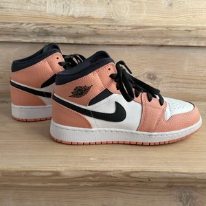 Air jordans 1 - Air jordans 1 i Pink quartz, medelhöga:) är använda två gånger så är i bra skick men har några få märken. Köpta från restock 💖