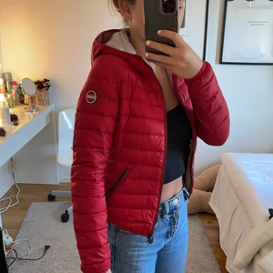 Colmar jacka - Säljer denna snygga colmar jacka i en fin röd färg!❤️❤️❤️❤️ 