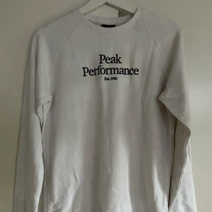 Peak performance tröja - Cirka ett år gammal, det är barnstorlek 170. Passar S dam, jag är 173 cm och den sitter jättebra