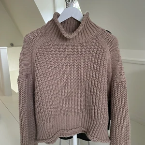 H&M stickad tröja - Beige-brun stickad tröja med hög krage från H&M. ALDRIG ANVÄND. Inköpt för: 299 kr Storlek: L
