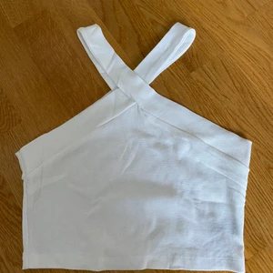 Topp - Säljer denna helt nya vita topp då den inte kommit till användning för min del, frakt tillkommer!!