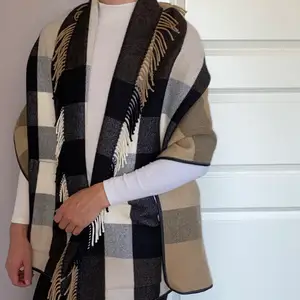 Äkta burberry: ”check wool cashmere jacquard cape”. Använd 1 gång, i gott skick. 180 x 60cm. 90% ull, 10% cashmere, trim i läder. Inköpsvärde: 11 800kr