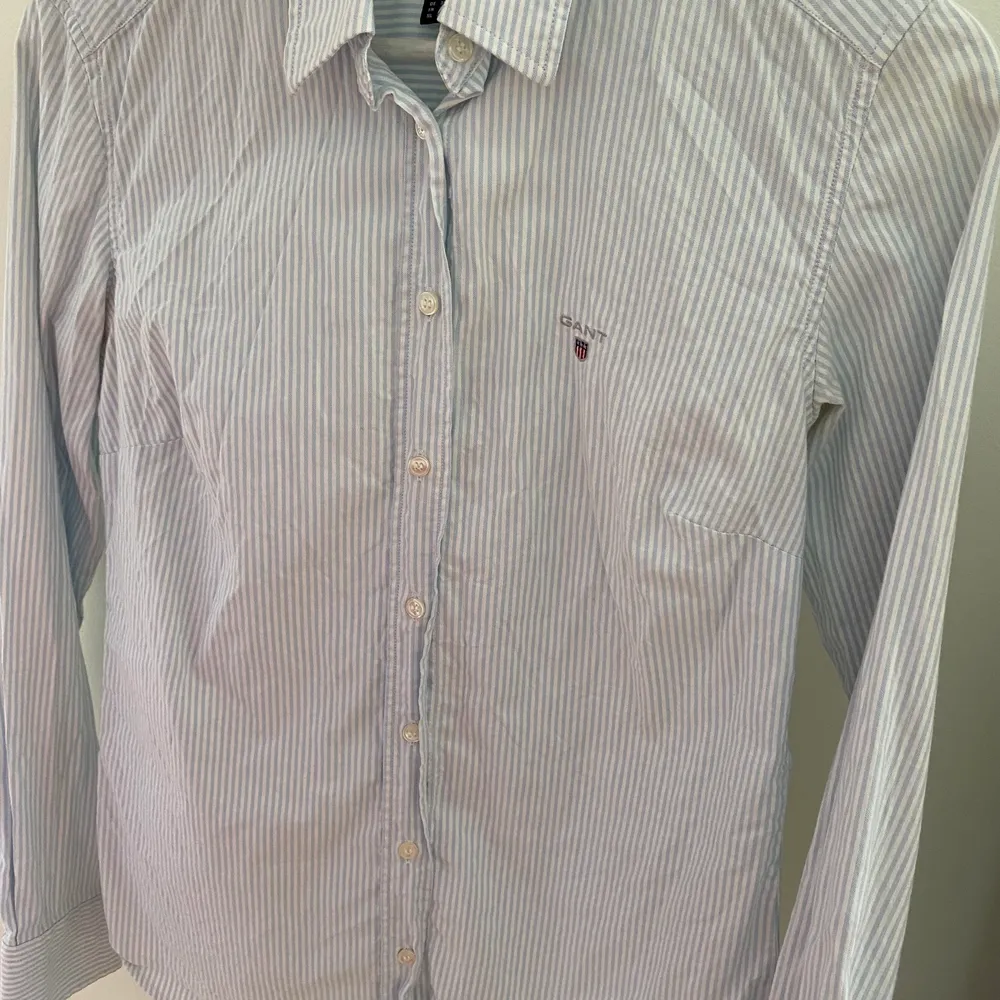 Gant dam skjorta i storlek 36. Blå vit randig. Lite missfärgad under armhålan. Ord pris 1200 kr. Skjortor.