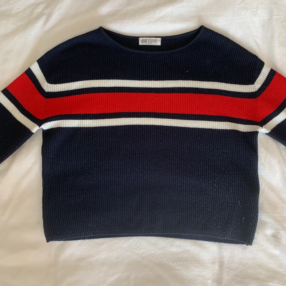 Säljer denna stickade tröja från h&m! Anänd men i fint skick. Passar perfekt till hösten!❤️ Säljer för: 40kr. . Tröjor & Koftor.