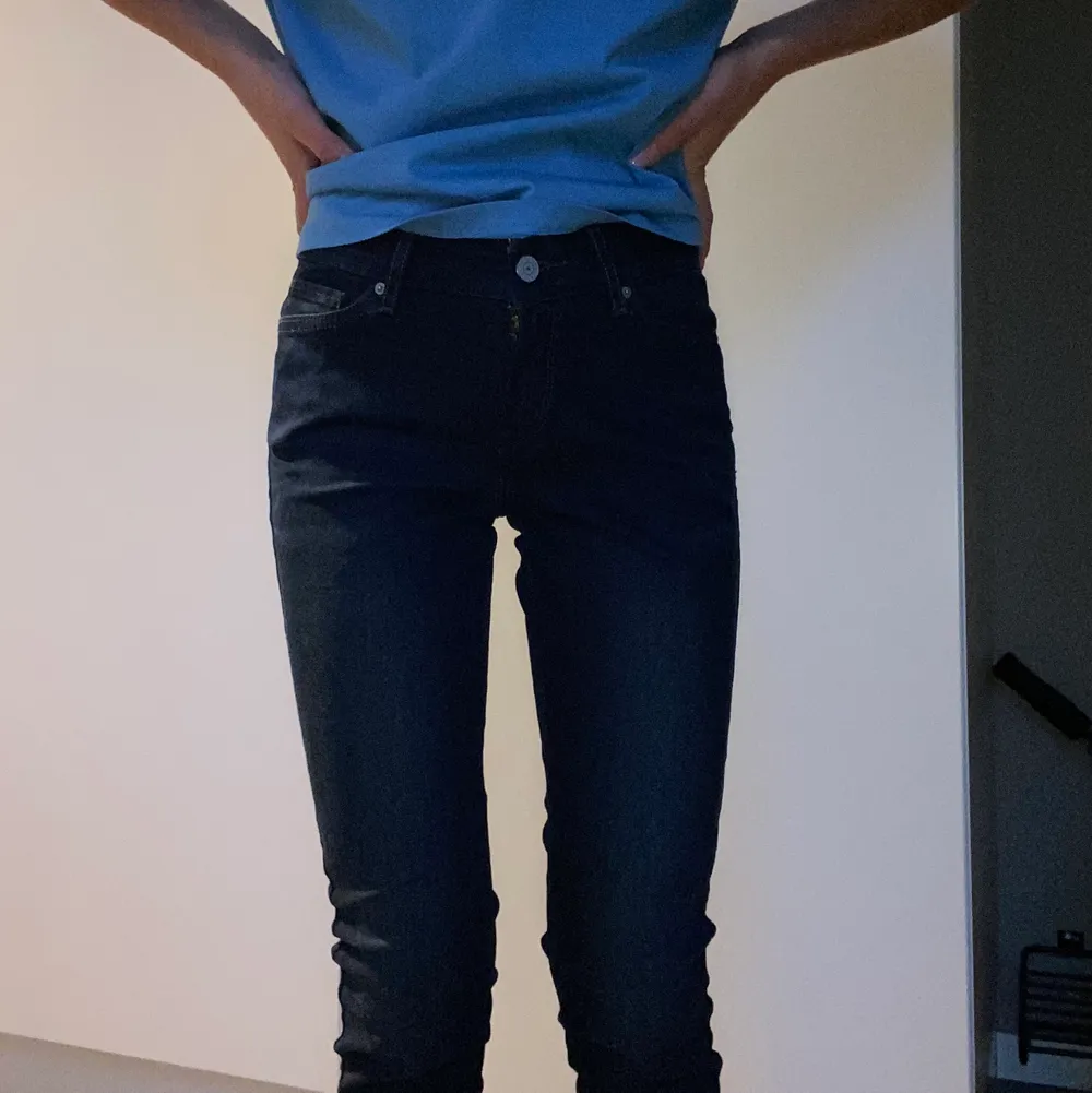 Nu säljer jag dessa jättesköna blåa (färgen syns bättre på andra bilden) jeans från Levi’s i modellen 711 Skinny. Jeansen är i storlek 26. De är nästan aldrig använda och nypriset för dem ligger på 1000kr. Jag säljer dessa för 250kr + frakt. Skicka ett meddelande om du har frågor eller vill ha fler bilder🌻. Jeans & Byxor.