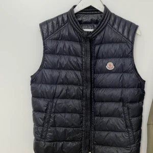 Moncler väst - Bra skick, köpt på NK Herr för några år sedan. Qr kod finns. Hör av er vid frågor. 