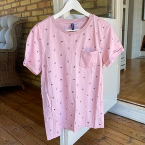 Rosa t-shirt med ficka - En simpel t-shirt från h&m. Knappt använd därav säljer jag den. Storlek S, oversized, skulle säga storlek M. Köp nu! 😊