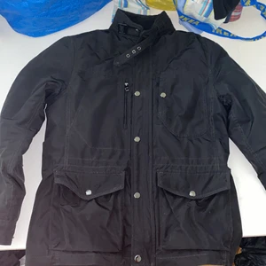 Zara jacka strl M - Jacka från zara sparsamt använd. Inköpt för ett år sedan. En av knapparna saknas