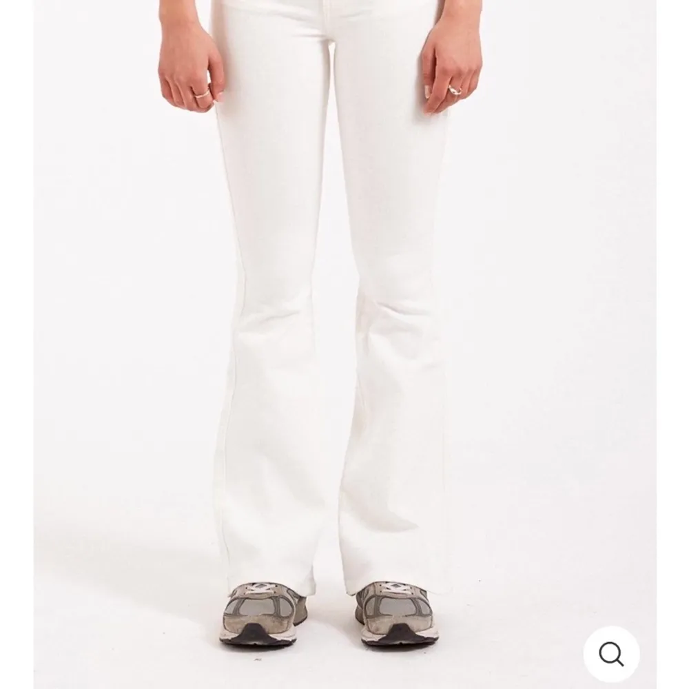 Säljer dessa jeansen som är köpta från Dr Denim i färgen Macy White då dom inte riktigt är min stil. De är bara använda 1 gång så de är i toppenskick! Köparen betalar frakt! Kontakta mig privat om du är intresserad!💞💞 NYPRIS:500kr . Jeans & Byxor.