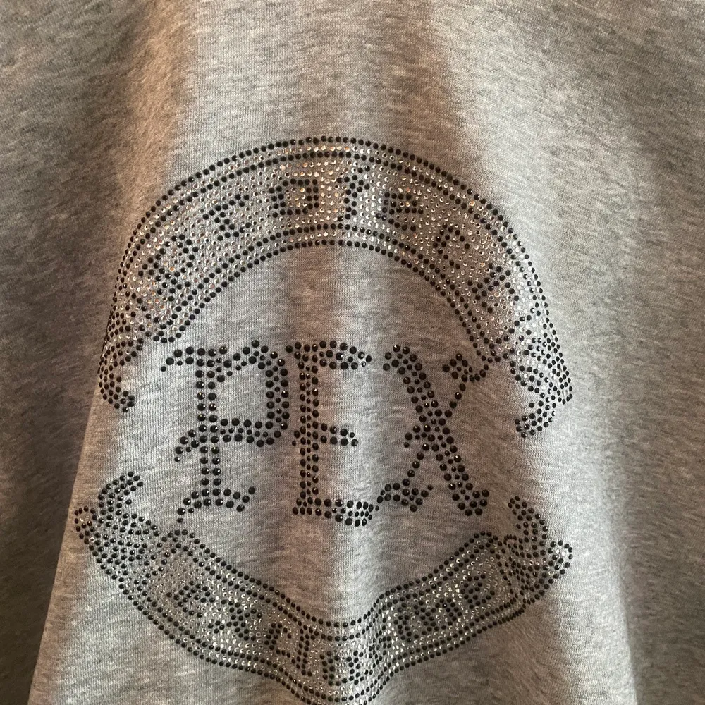 Galet fet pex (projekt exclusive) rhinestone hoodie som köptes gör 999kr på hype marker i Göteborg. Tröjan har inga flaws eller fläckar och är i jätte fint skick. Tveka inte att höra av dig vid funderingar!. Tröjor & Koftor.